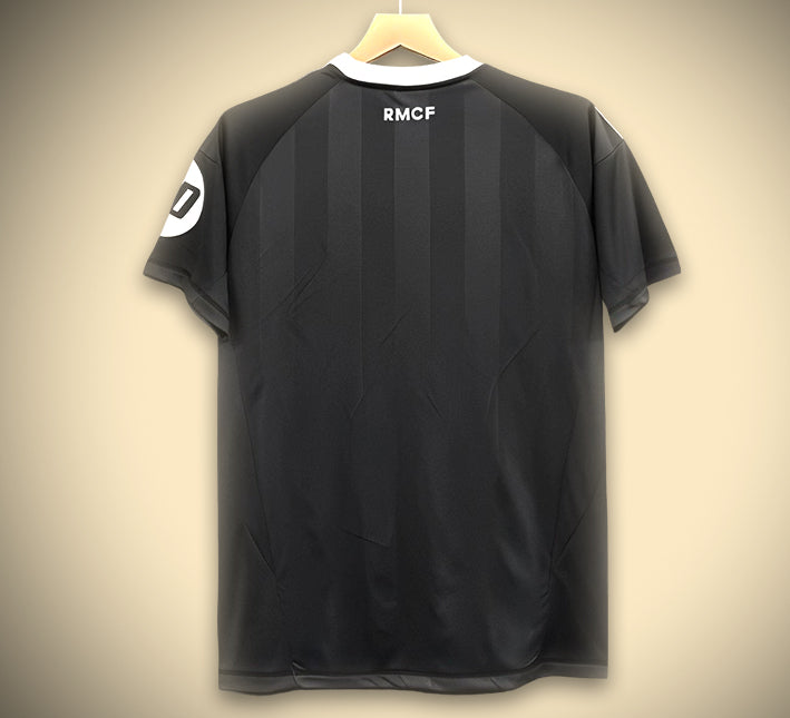 MAILLOTREALMADRID2425gardiendos.jpg Real Madrid Torwarttrikot Schwarz 2025-2026 Seitenansicht