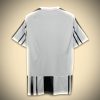 maillot-de-football-juventus-domicile-avec-blason-du-club-de-turin Juventus Heimtrikot mit Vereinswappen aus Turin