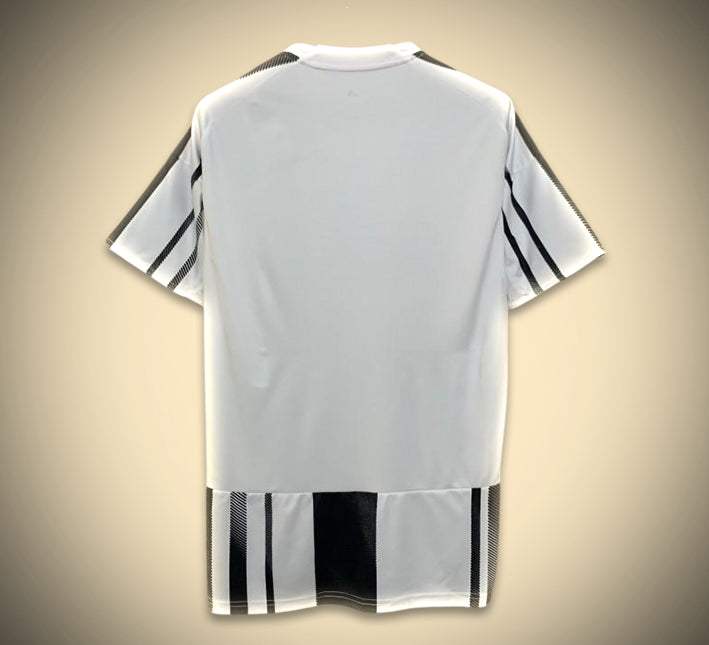 maillot-de-football-juventus-domicile-avec-blason-du-club-de-turin Juventus Heimtrikot mit Vereinswappen aus Turin