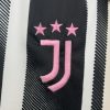 maillot-domicile-juventus-saison-vingt-cinq-vingt-six-noir-et-blanc Heimtrikot Juventus Saison 2025/26 schwarz und weiß