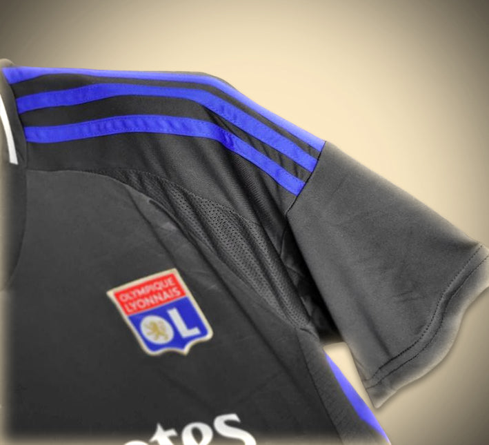 maillotOLEXTERIEURLOGO.jpg Olympique Lyon Auswärtstrikot 2024-2025 Stoffdetail