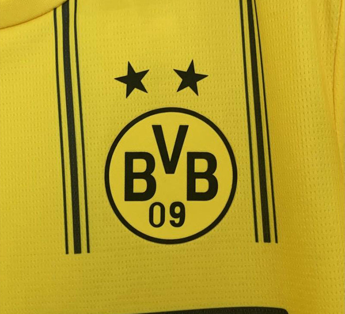 maillotbvbonepiecelogo.jpg Konzept Trikot Borussia Dortmund One Piece Ausgabe 2025-2026 Seitenansicht