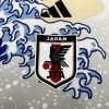 Japan-inspiriertes Fußballtrikot mit großer Welle und blau-weißem Grafikdesign