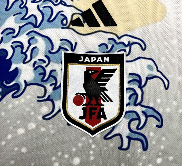Japan-inspiriertes Fußballtrikot mit großer Welle und blau-weißem Grafikdesign