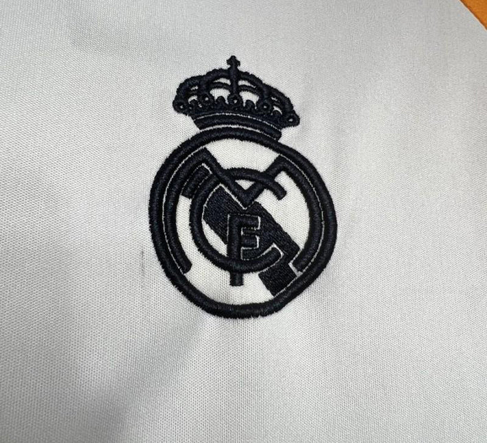 Real Madrid Vorbereitungstrikot 2024-2025 Seitenansicht