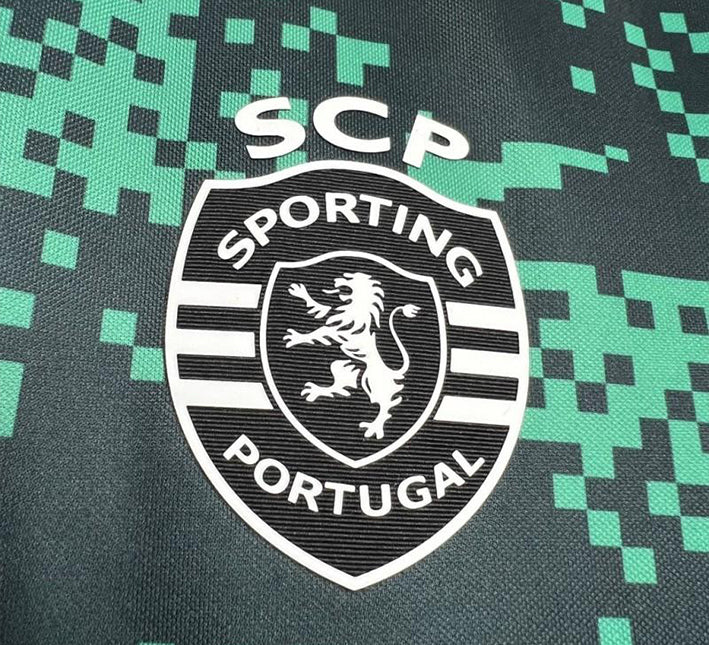 maillotsportingprematchlogo.jpg Sporting CP Vorbereitungstrikot 2024-2025 Seitenansicht