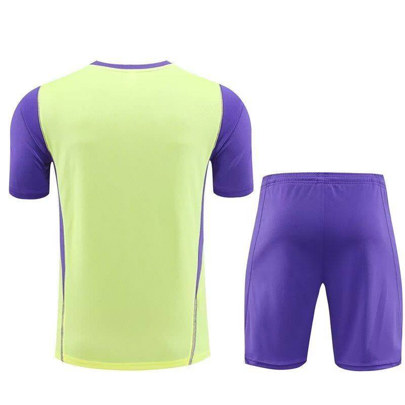 ensemble-entrainement-real-madrid-saison-vingt-trois-vingt-quatre-maillot-et-short Trainingsset Real Madrid Saison 2023 2024 Trikot und Short