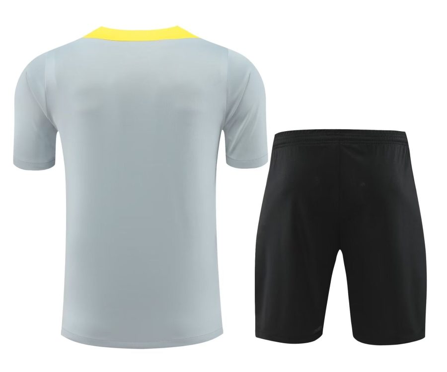 Trikot und Shorts Liverpool Saison 2024 2025 Heimtrikot rot