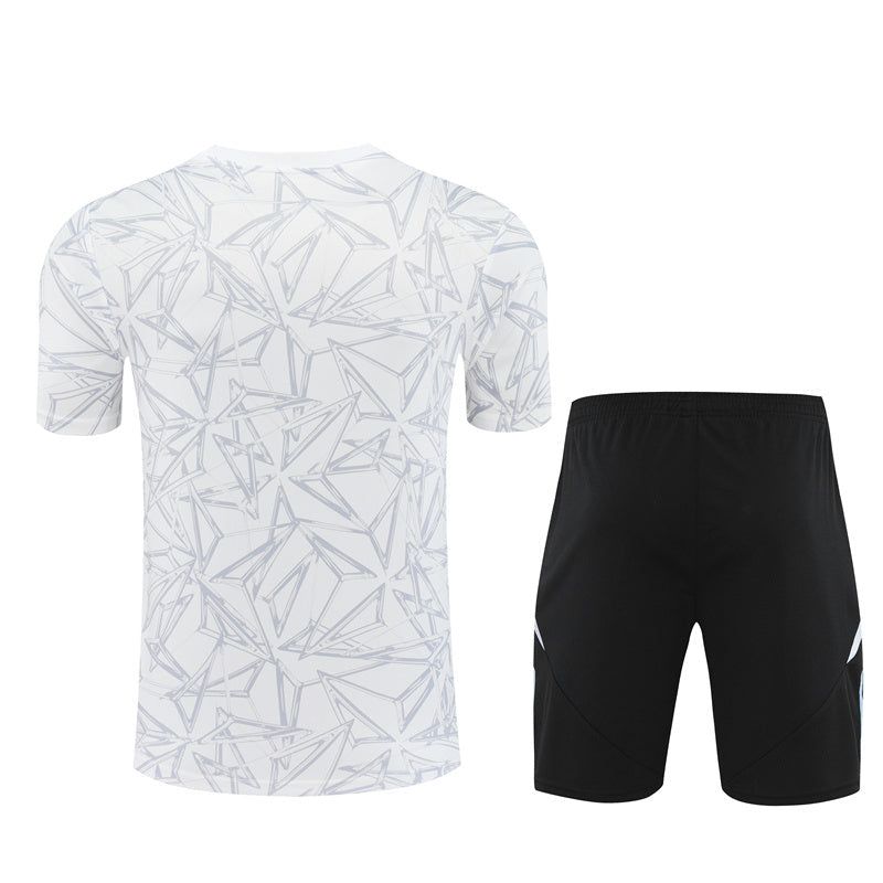 Trikot und Shorts Real Madrid Saison 2024/2025
