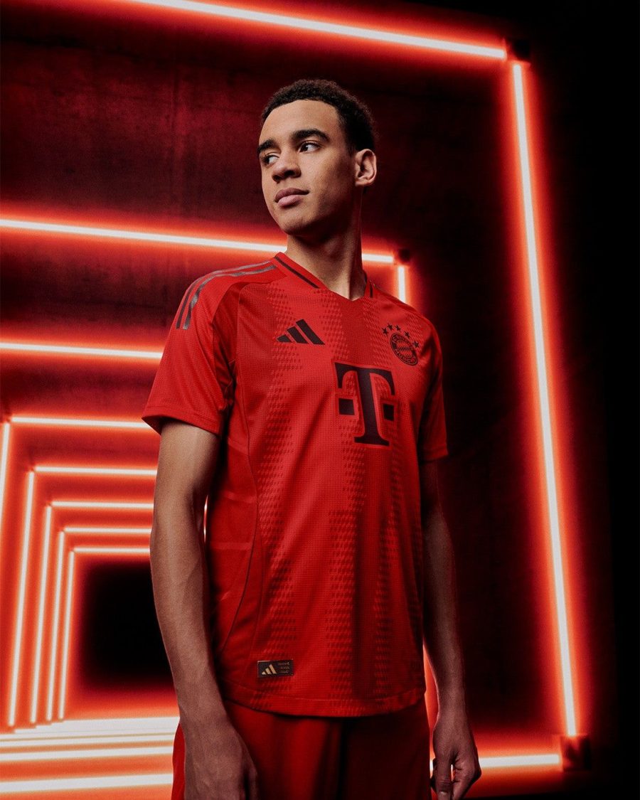 Fußballtrikot Bayern München Heim 2024 2025 mit Vereinswappen