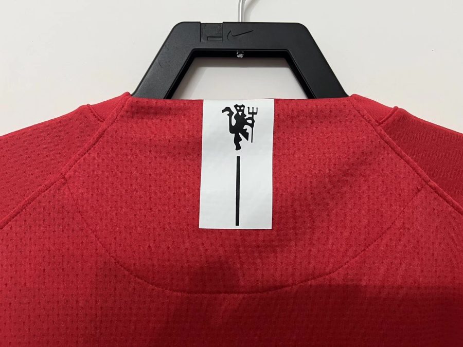 jersey-football-manchester-united-rouge-manches-longues-tenue-domicile-vintage Fußballtrikot Manchester United rot langarm Heimtrikot Vintage