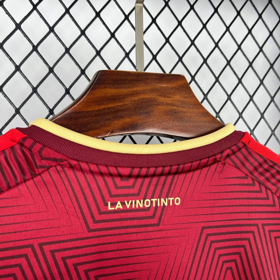 jersey-football-venezuela-domicile-saison-2026-rouge-bordeaux Fußballtrikot Venezuela Heim Saison 2026 rot bordeaux