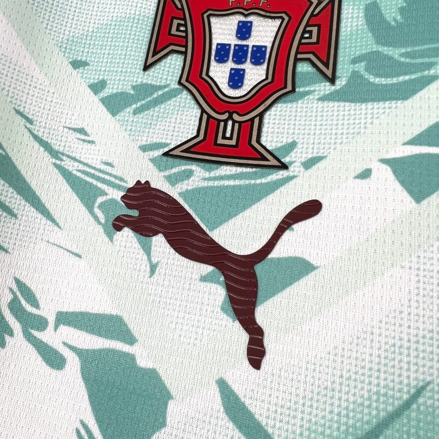 Portugal Auswärtstrikot 2026 mit Verbandsabzeichen
