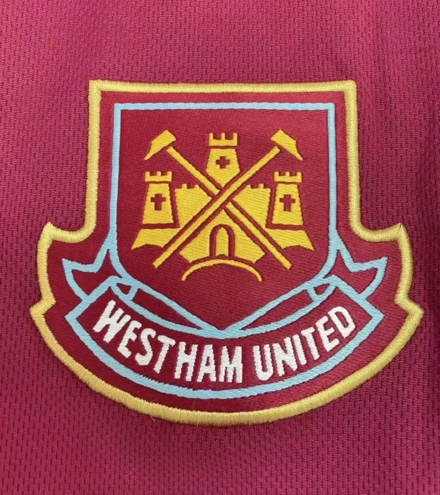 maillot-domicile-west-ham-logo-du-club-et-sponsor Heimtrikot West Ham Vereinslogo und Sponsor