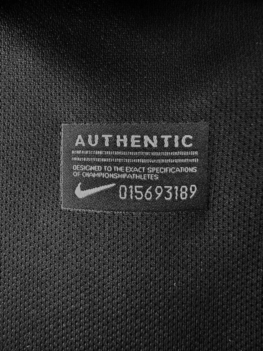 tenue-de-football-bresil-noir-avec-ecusson-et-finitions-premium Brasilien Fußballoutfit schwarz mit Wappen und Premium-Verarbeitung
