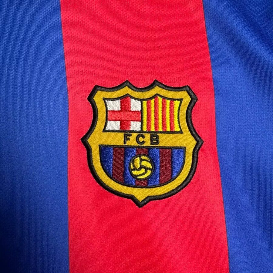 tenue-de-football-fc-barcelone-2004-2005-maillot-domicile-manches-courtes FC Barcelona 2004 2005 Fußballoutfit Heimtrikot kurze Ärmel