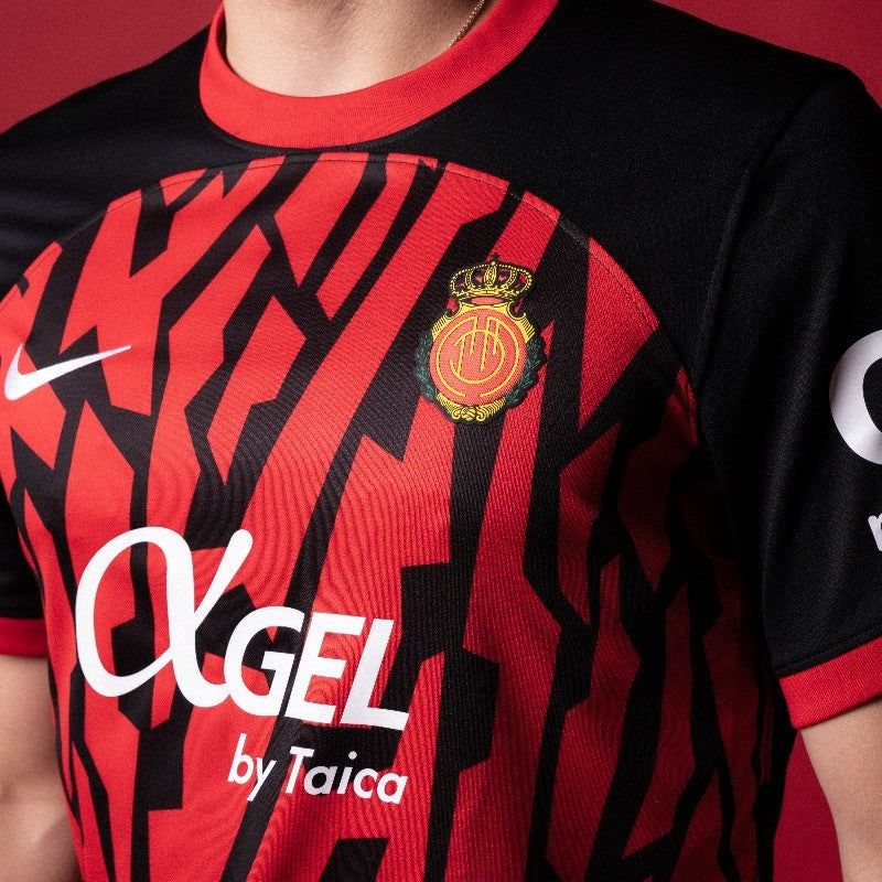 tenue-domicile-rcd-mallorca-rouge-et-noir-maillot-de-football-espagnol RCD Mallorca rot-schwarz Heimtrikot spanisches Fußballtrikot