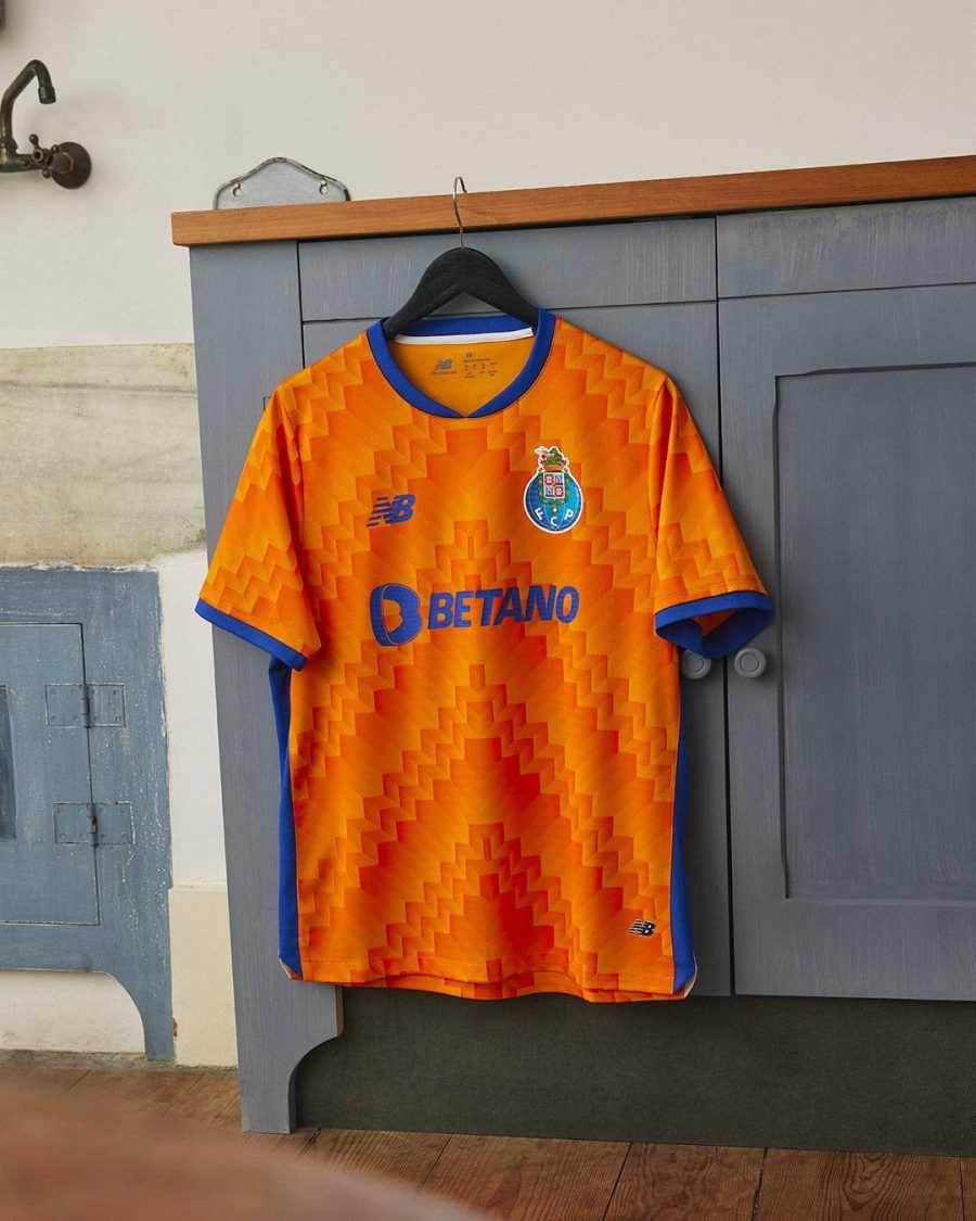tenue-football-fc-porto-maillot-away-bleu-et-blanc FC Porto Fußballtrikot Auswärtstrikot blau und weiß