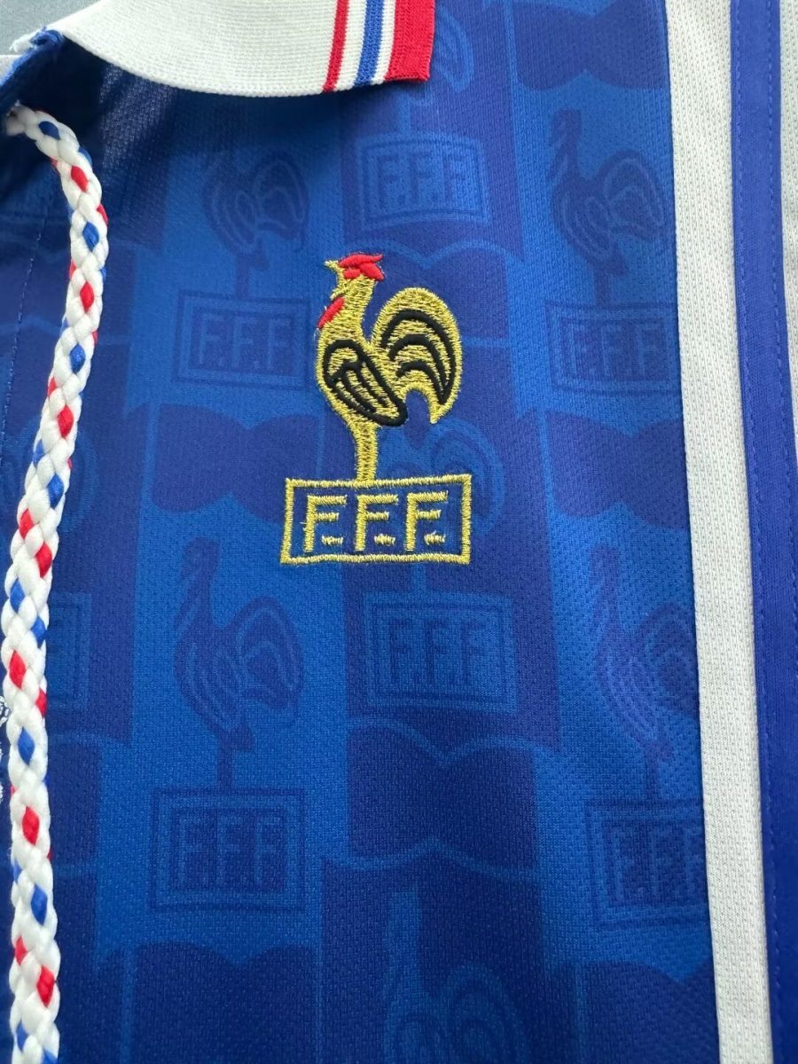 tenue-officielle-france-football-domicile-style-annees-90 Offizielles Frankreich Fußball Heimtrikot im 90er-Jahre-Stil
