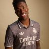 Real Madrid drittes lila Trikot mit Vereinswappen
