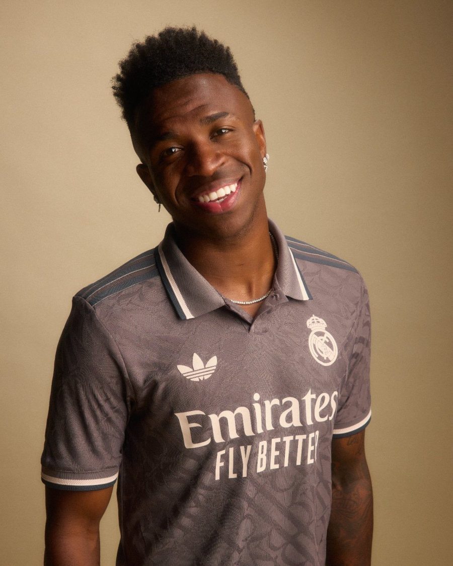 Real Madrid drittes lila Trikot mit Vereinswappen