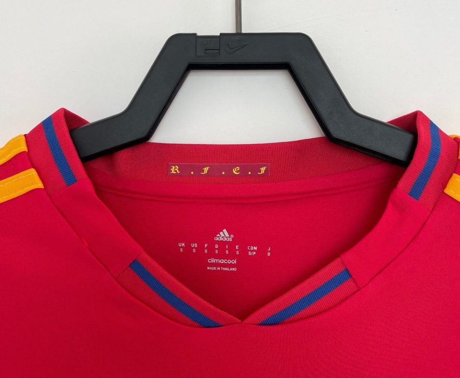 Fußball-Trikot Spanien 2010 klassisches rotes Trikot mit Nationalwappen