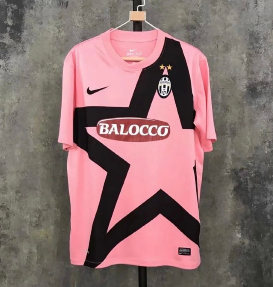 0D15F4AB-1E8A-435B-8C23-2C27585A8D06.jpg Juventus Auswärtstrikot 2011/12