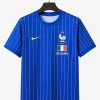 maillot-france-2026-edition-speciale-jacquemus-bleu studio v12 Frankreich Trikot 2026 Sonderausgabe Jacquemus Blau